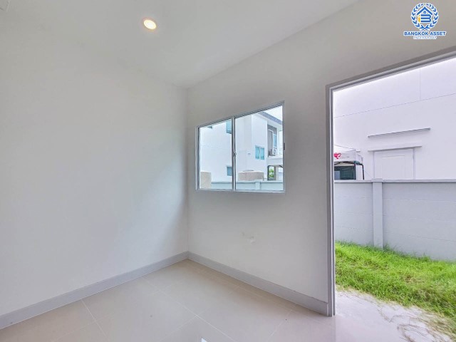 *****บ้านเดี่ยวมือสอง ม.เซนโทร พหลโยธิน-วิภาวดี เนื้อที่กว้าง 51 ตร.ว. ฟังก์ชัน 3 ห้องนอน 3 ห้องน้ำ ที่จอดรถ 2 คัน บ้านหลังใหญ่ สภาพใหม่เอี่ยม พร้อมลากกระเป๋าเข้าอยู่! บนทำเลเดินทางสะดวกเชื่อมต่อถนนพหลโยธิน, ถนนลำลูกกา, ถนนสายไหม, ถนนรังสิต-นครนายก และทางด่วน "โทลล์เวย์" จองเลยวันนี้!